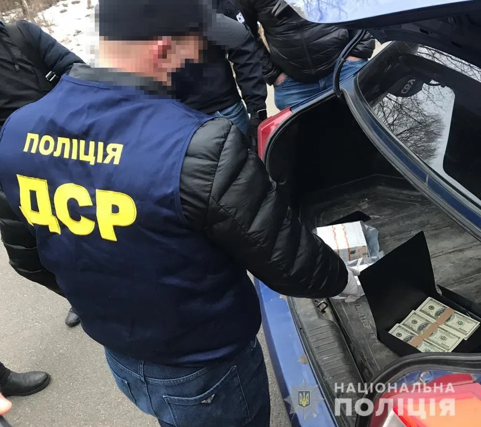 Правоохоронці викрили в момент отримання хабаря Правоохоронці викрили в момент отримання хабаря