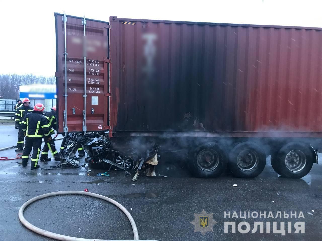 У Умани легковушка полностью залетела под грузовик и загорелась У Умани легковушка полностью залетела под грузовик и загорелась