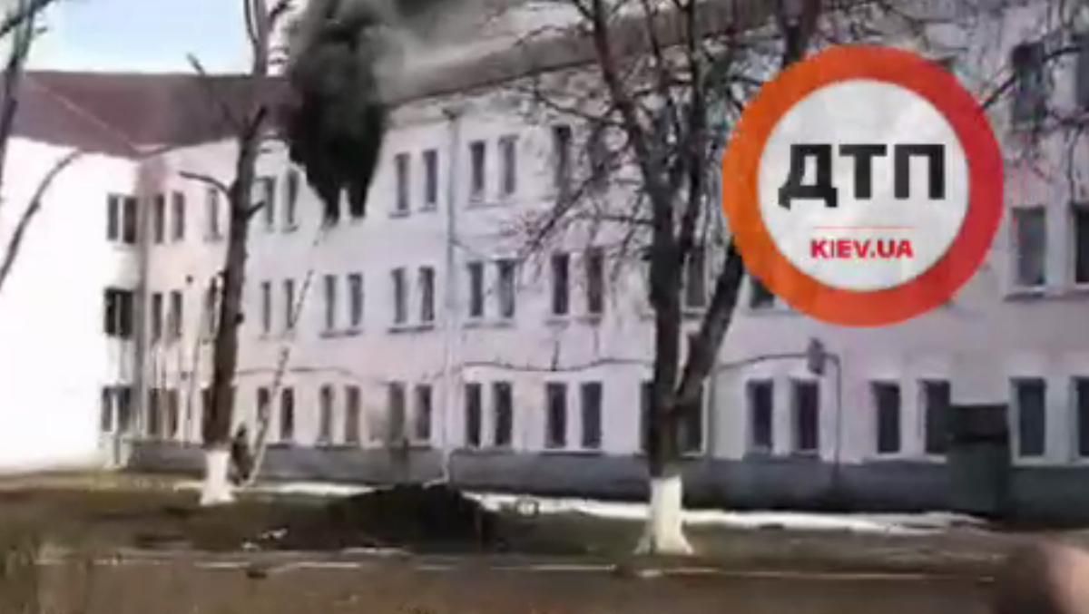 В гуртожитку Києва – пожежа, бійці ДСНС не могли гасити через ярмарок