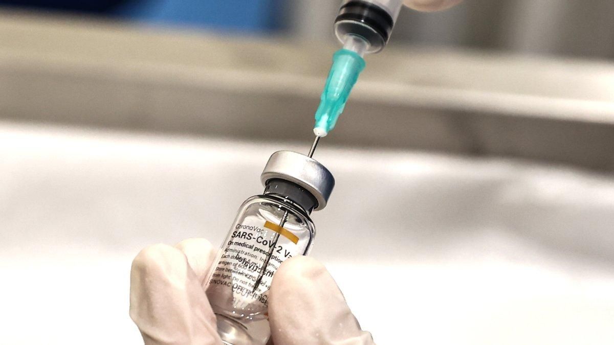 Виробників вакцини від COVID-19 звільнили від відповідальності
