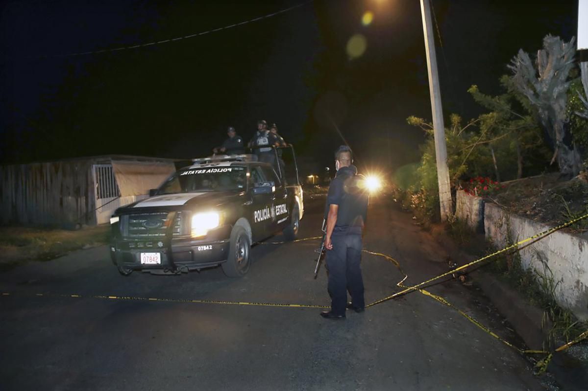 13 погибших правоохранителей: в Мексике напали на полицейский конвой