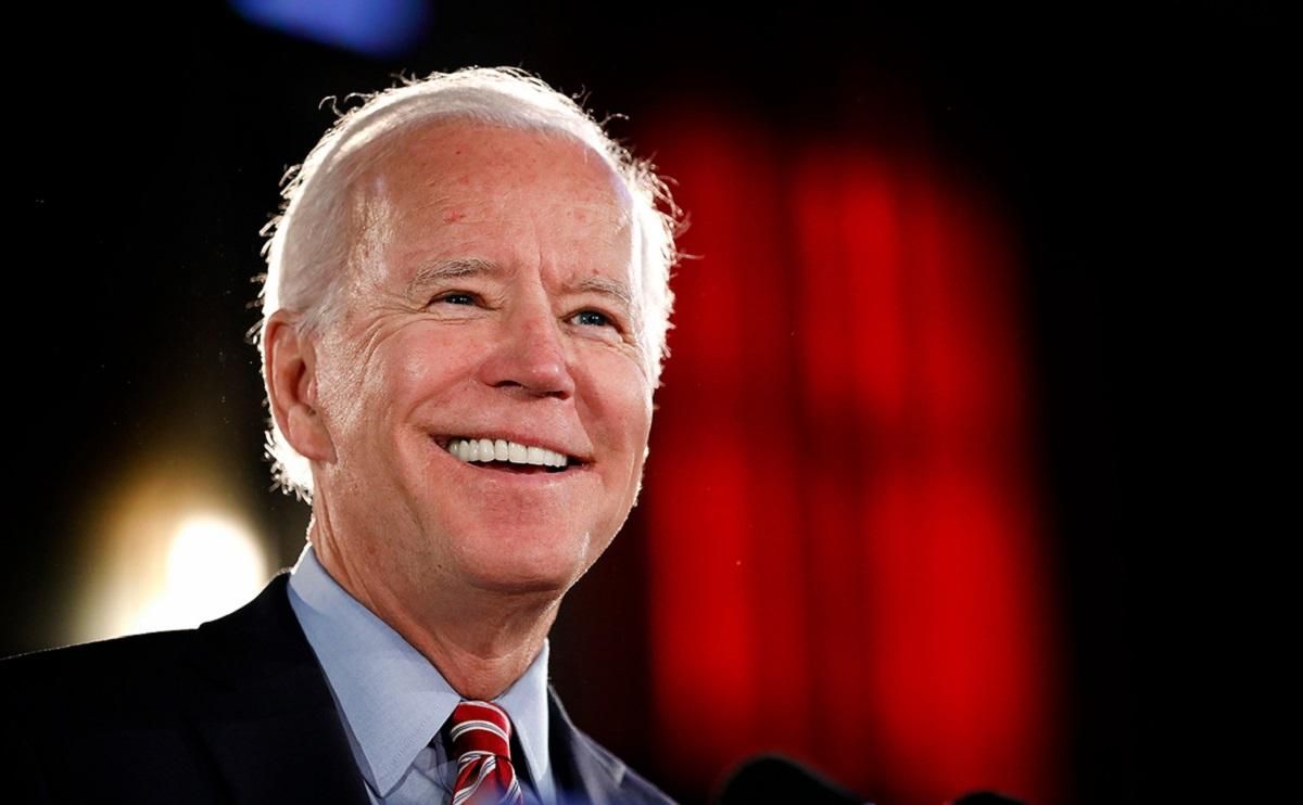 Байден тричі спіткнувся, поки піднявся на літак: відео Байден тричі спіткнувся, поки піднявся на літак: відео