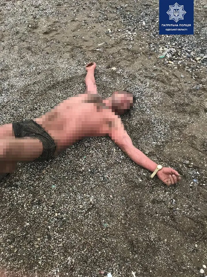 Побачив поліцію та побіг у море: в Одесі врятували дивного порушника Побачив поліцію та побіг у море: в Одесі врятували дивного порушника