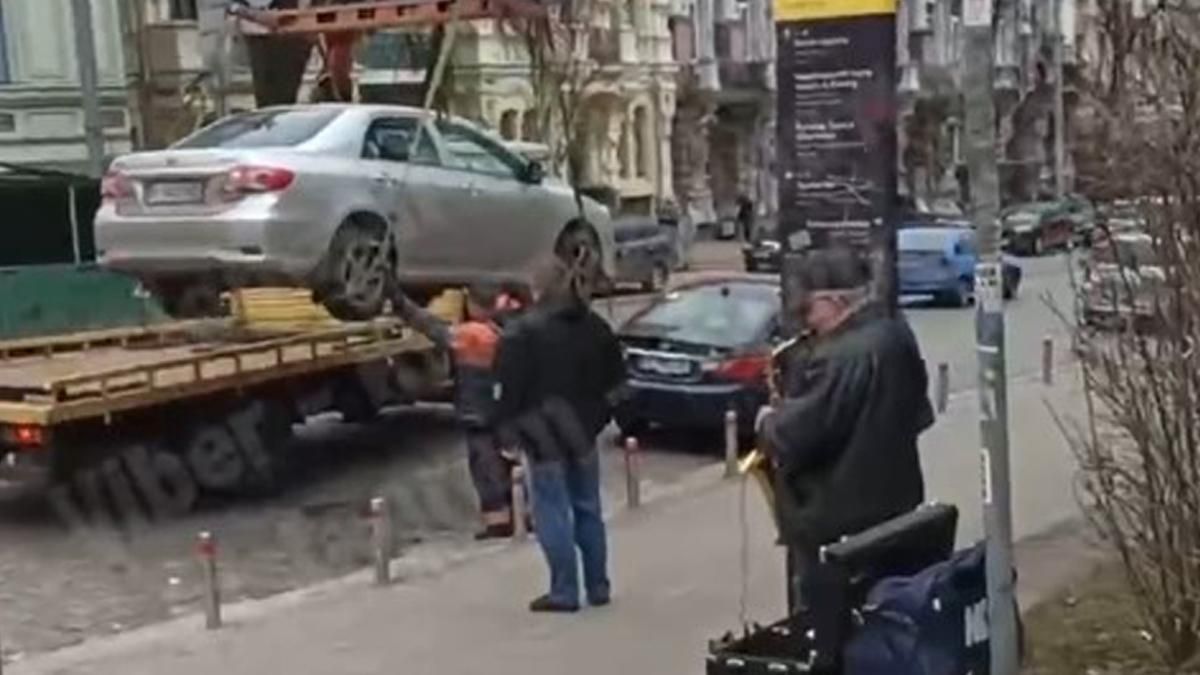 В Киеве эвакуатор забрал машину под звуки саксофона: смешное видео 
