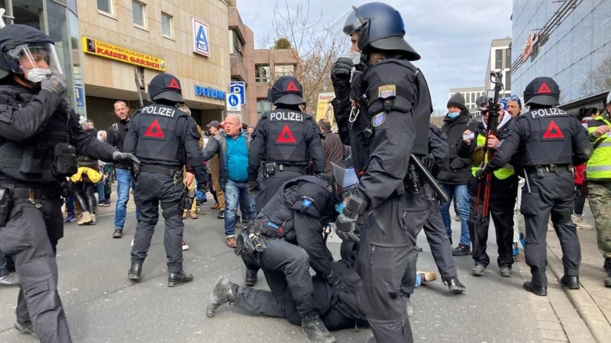 У Європі протести проти карантину переросли в сутички: фото, відео