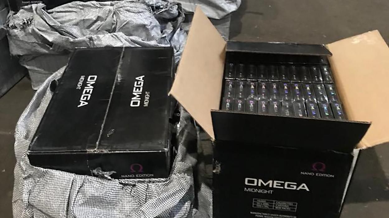 В Одесі зупинили контрабанду сигарет з ОАЕ на 3 мільйони - відео В Одесі зупинили контрабанду сигарет з ОАЕ на 3 мільйони - відео