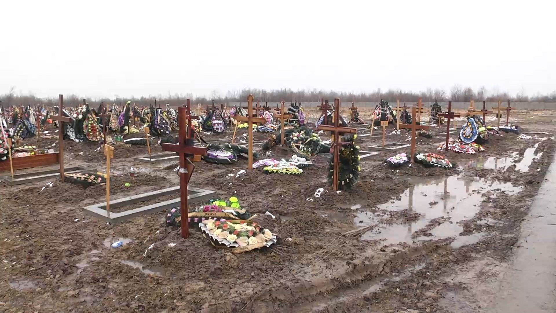 В Ивано-Франковске каждый день хоронят десятки людей: видео В Ивано-Франковске каждый день хоронят десятки людей: видео