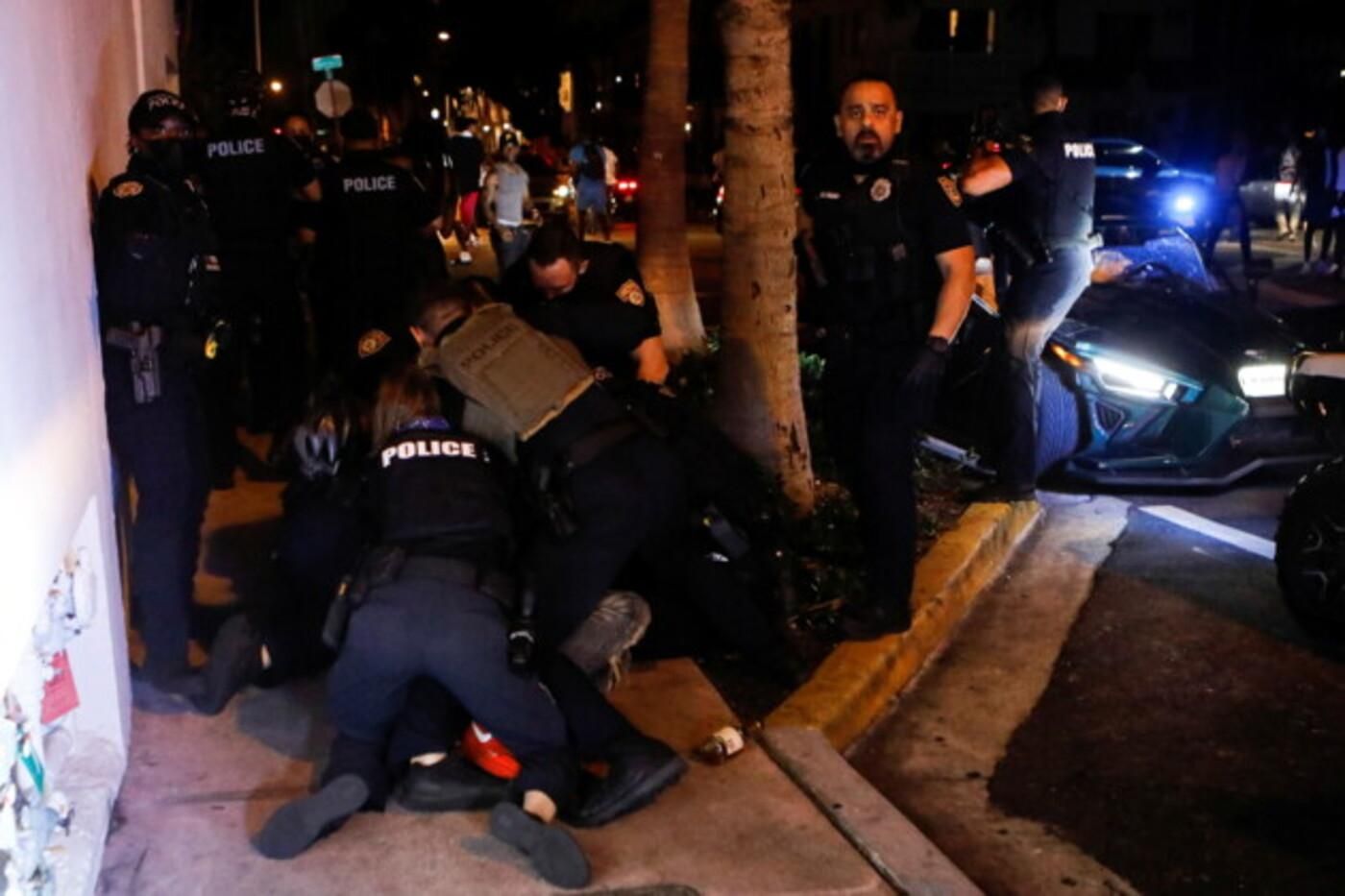 Відпочивальники мало не зруйнували Маямі – відео Відпочивальники мало не зруйнували Маямі – відео