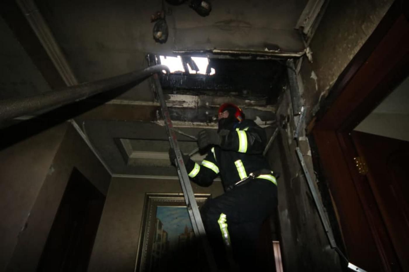 В Киеве вспыхнул пожар в частном доме: видео