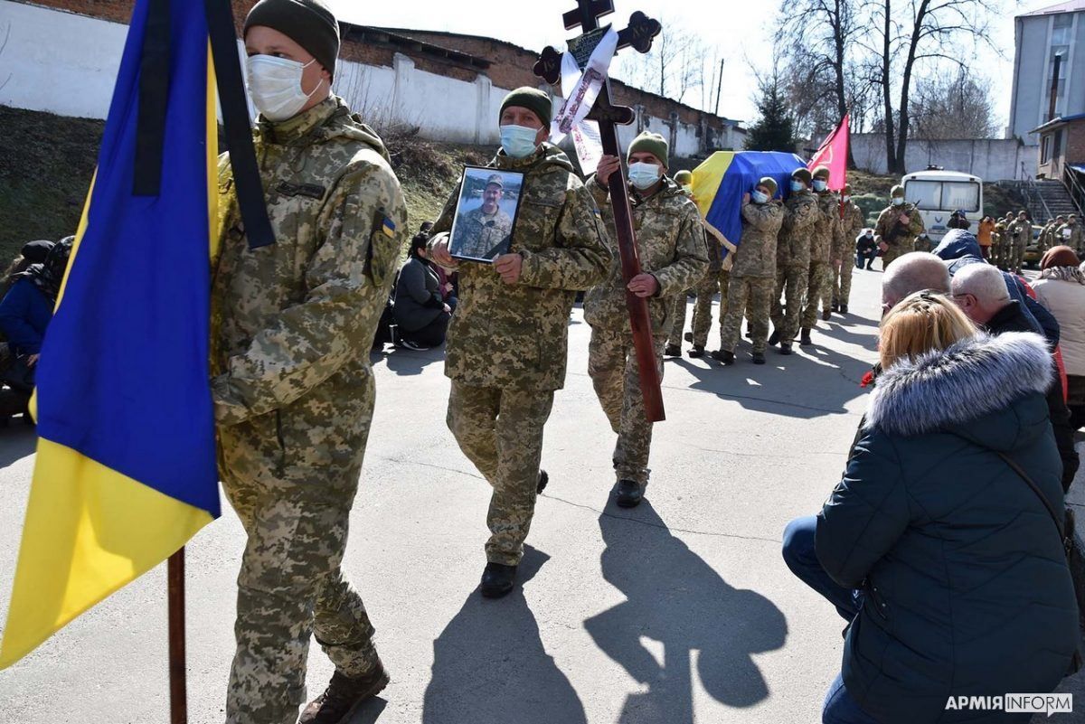 У Хмельницькому попрощалися із загиблим на Донбасі героєм 