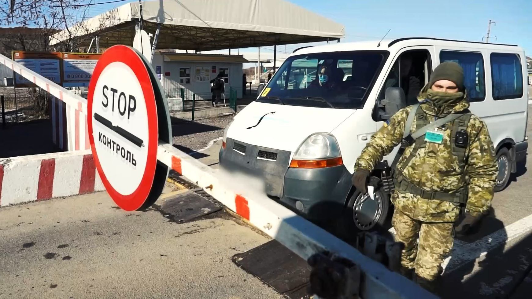 Боевики блокируют пропуск людей на Донбассе Боевики блокируют пропуск людей на Донбассе