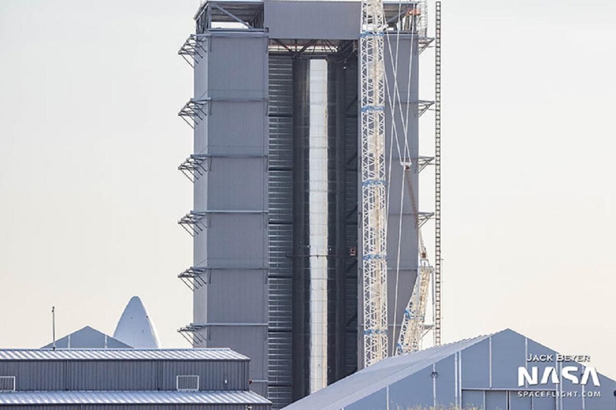 Маск показав прототип ракети-носія Super Heavy Маск показав прототип ракети-носія Super Heavy