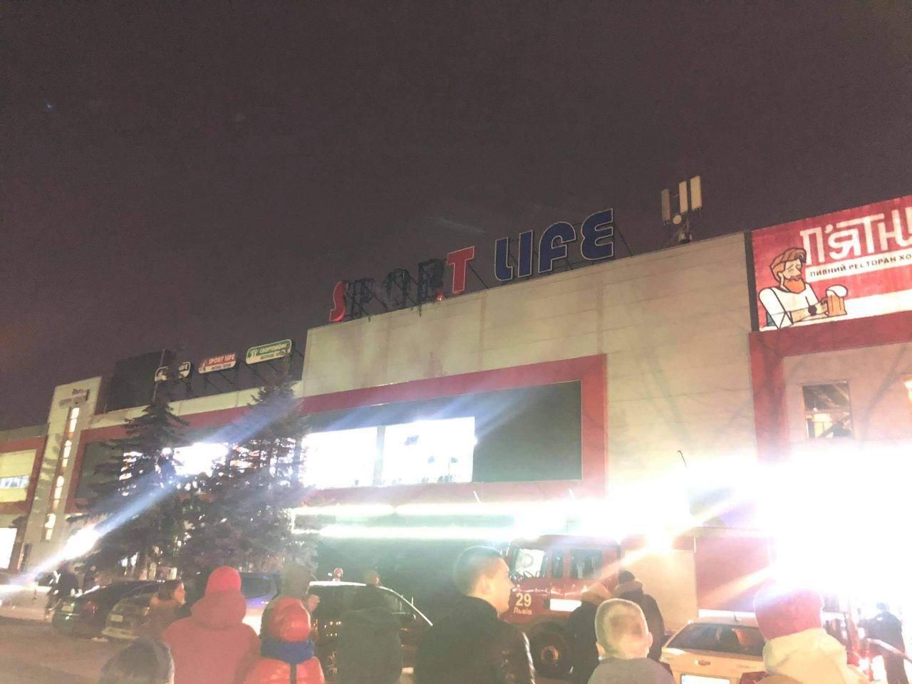 У Львові спалахнула пожежа у Sport Life: фото, відео У Львові спалахнула пожежа у Sport Life: фото, відео