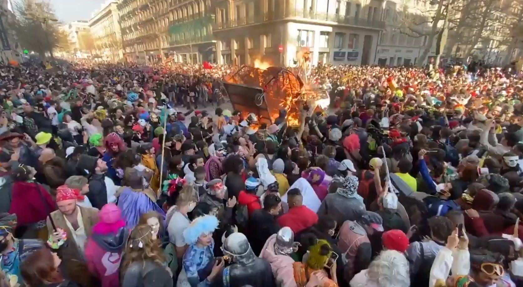 Тысячи участников и яркие костюмы: полиция разогнала карнавал в Марселе – видео Тысячи участников и яркие костюмы: полиция разогнала карнавал в Марселе – видео
