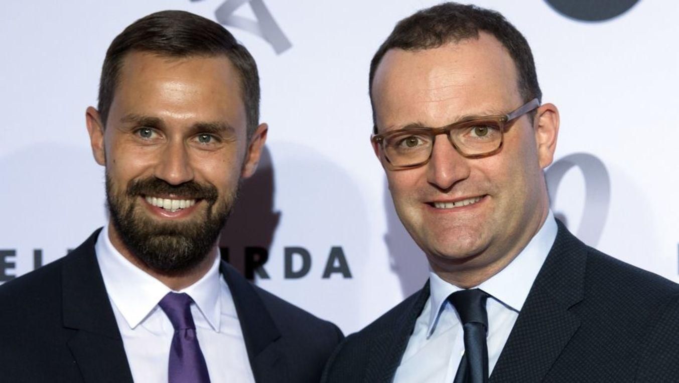 У Німеччині МОЗ купувало маски у фірми чоловіка міністра У Німеччині МОЗ купувало маски у фірми чоловіка міністра