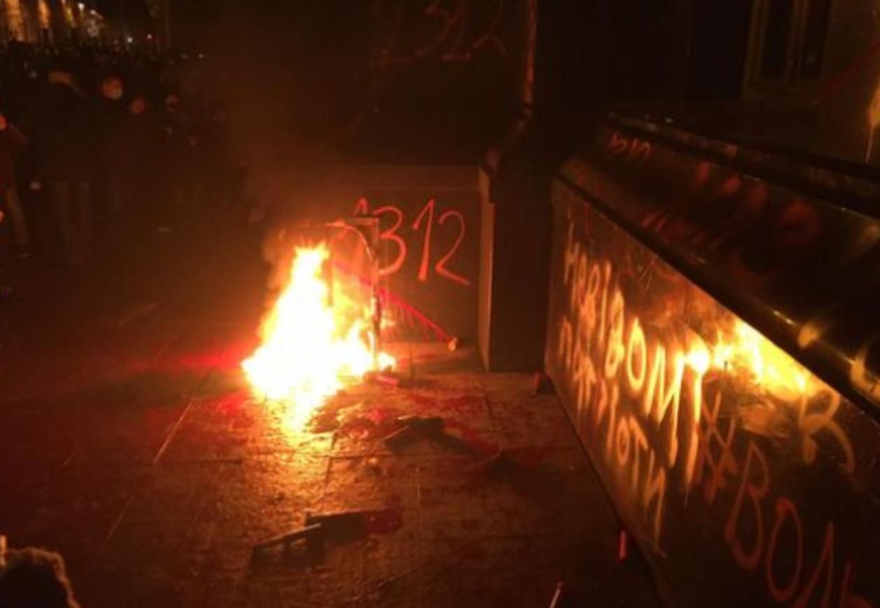 Кабмін вимагає реакції силовиків на погром біля ОП 20 березня 2021 Кабмін вимагає реакції силовиків на погром біля ОП 20 березня 2021