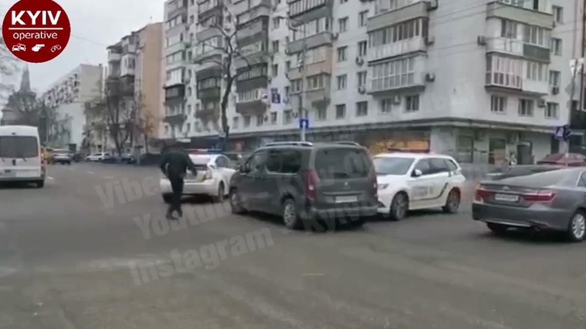 В Киеве из-за гонки с полицией произошло две аварии