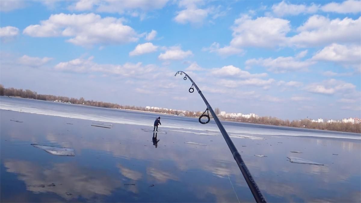 Рыбак на Киевщине притянул спиннингом подростка на льдине: видео