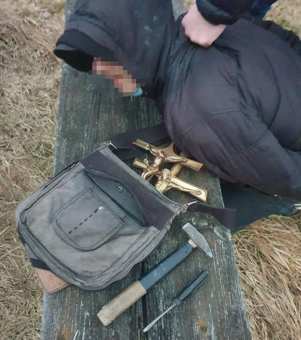 Крав розп'яття: на Львівщині затримали чоловіка за наругу над моглами – фото Крав розп'яття: на Львівщині затримали чоловіка за наругу над моглами – фото