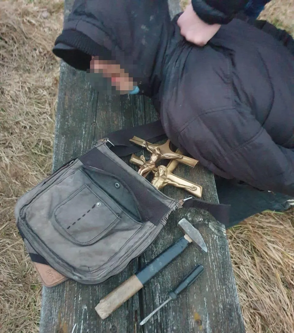 Крав розп'яття: на Львівщині затримали чоловіка за наругу над моглами – фото