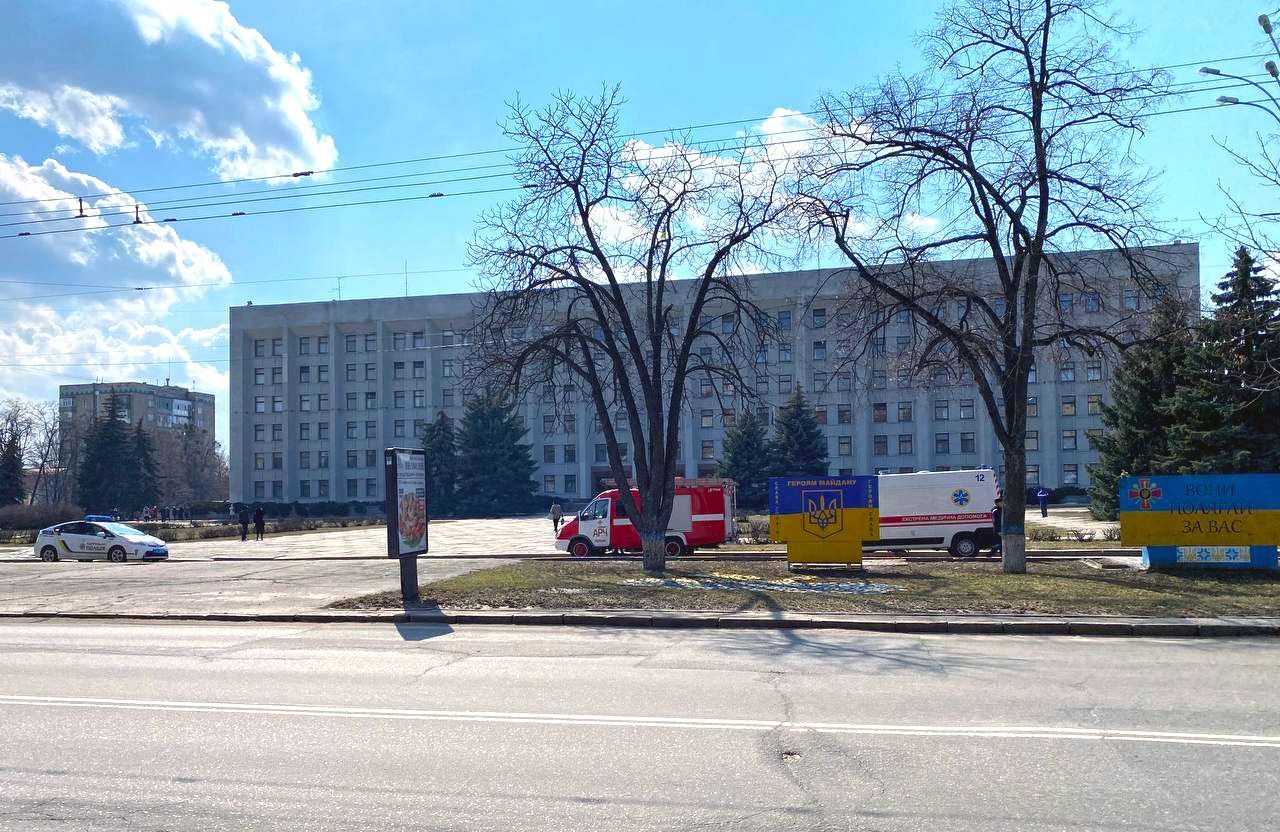 Фейкове мінування Полтавської ОДА: правоохоронці не знайшли вибухівки Фейкове мінування Полтавської ОДА: правоохоронці не знайшли вибухівки