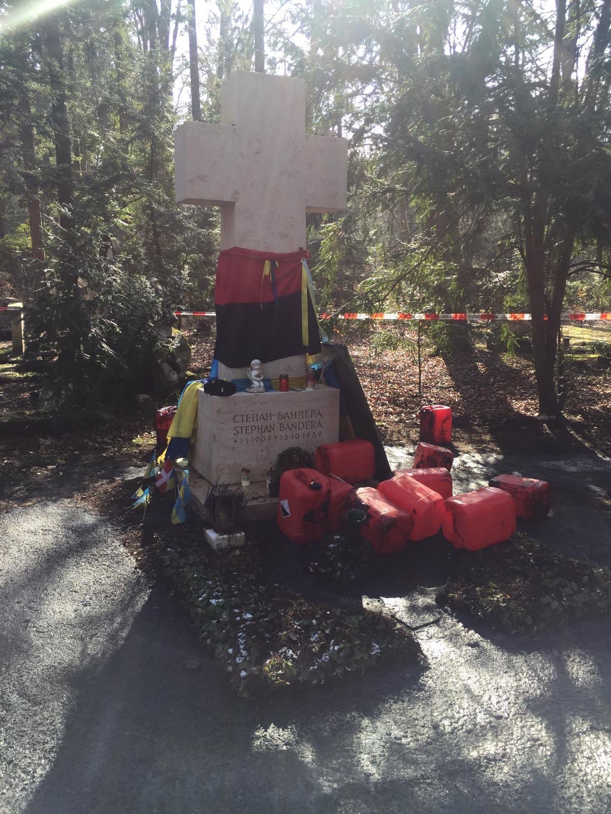 В Германии анонсировали расследование нападения на могилу Бандеры В Германии анонсировали расследование нападения на могилу Бандеры