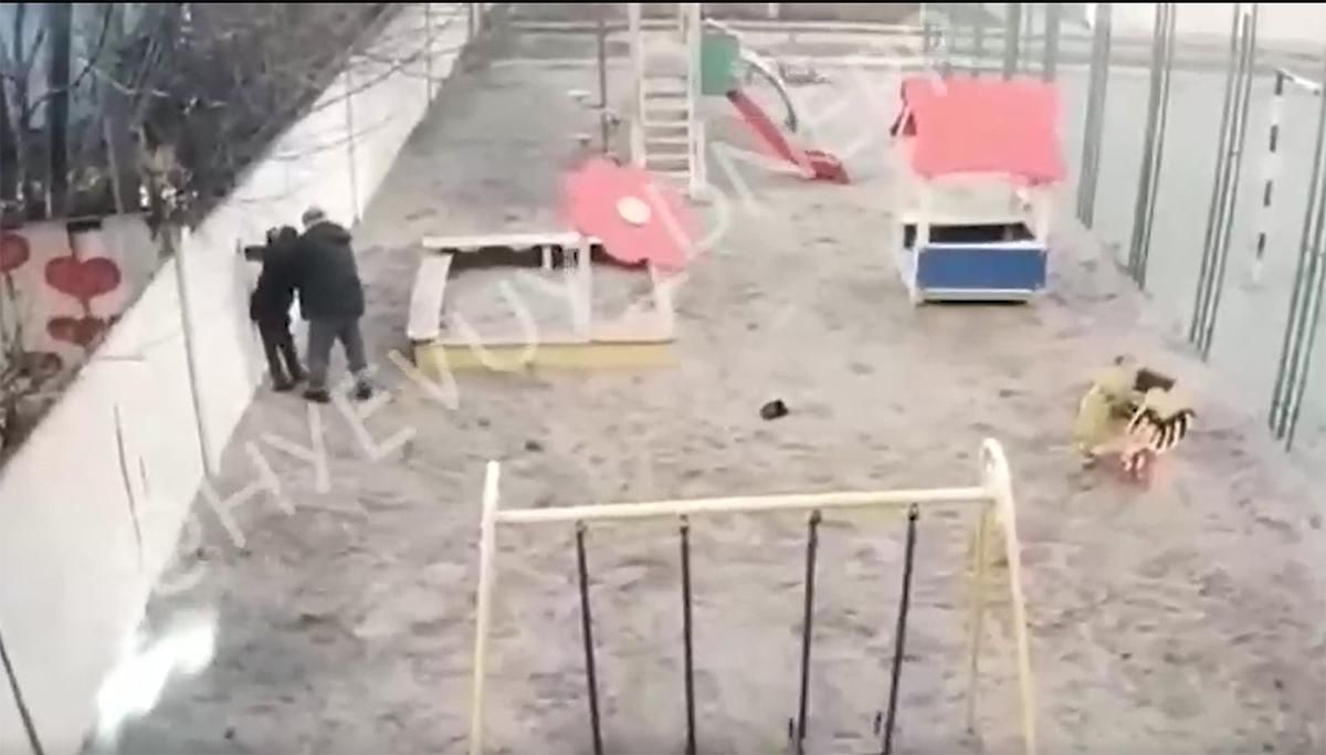 На дитячому майданчику на Дніпропетровщині чоловік побив хлопця