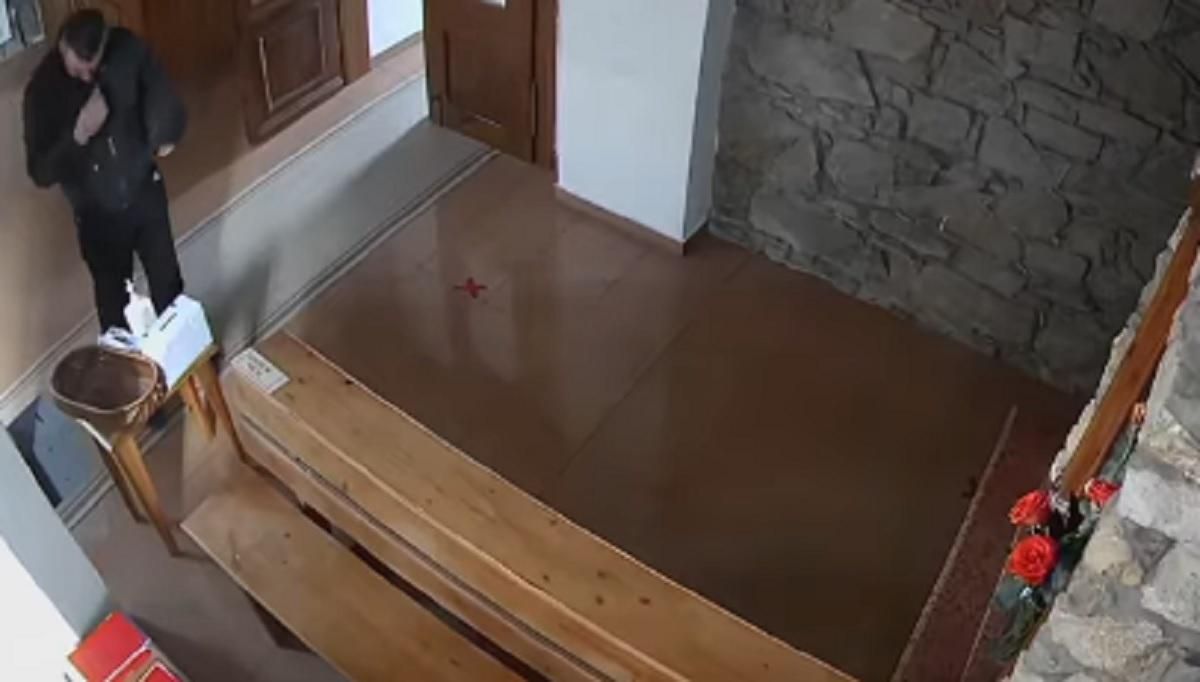 На Закарпатье вор перекрестился и обокрал церковь: видео На Закарпатье вор перекрестился и обокрал церковь: видео