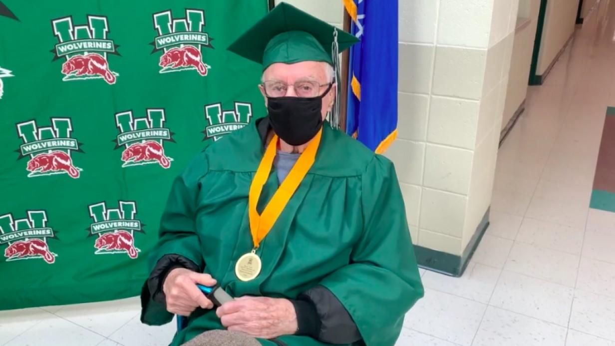 Американец в 96 лет получил диплом об окончании школы: фото