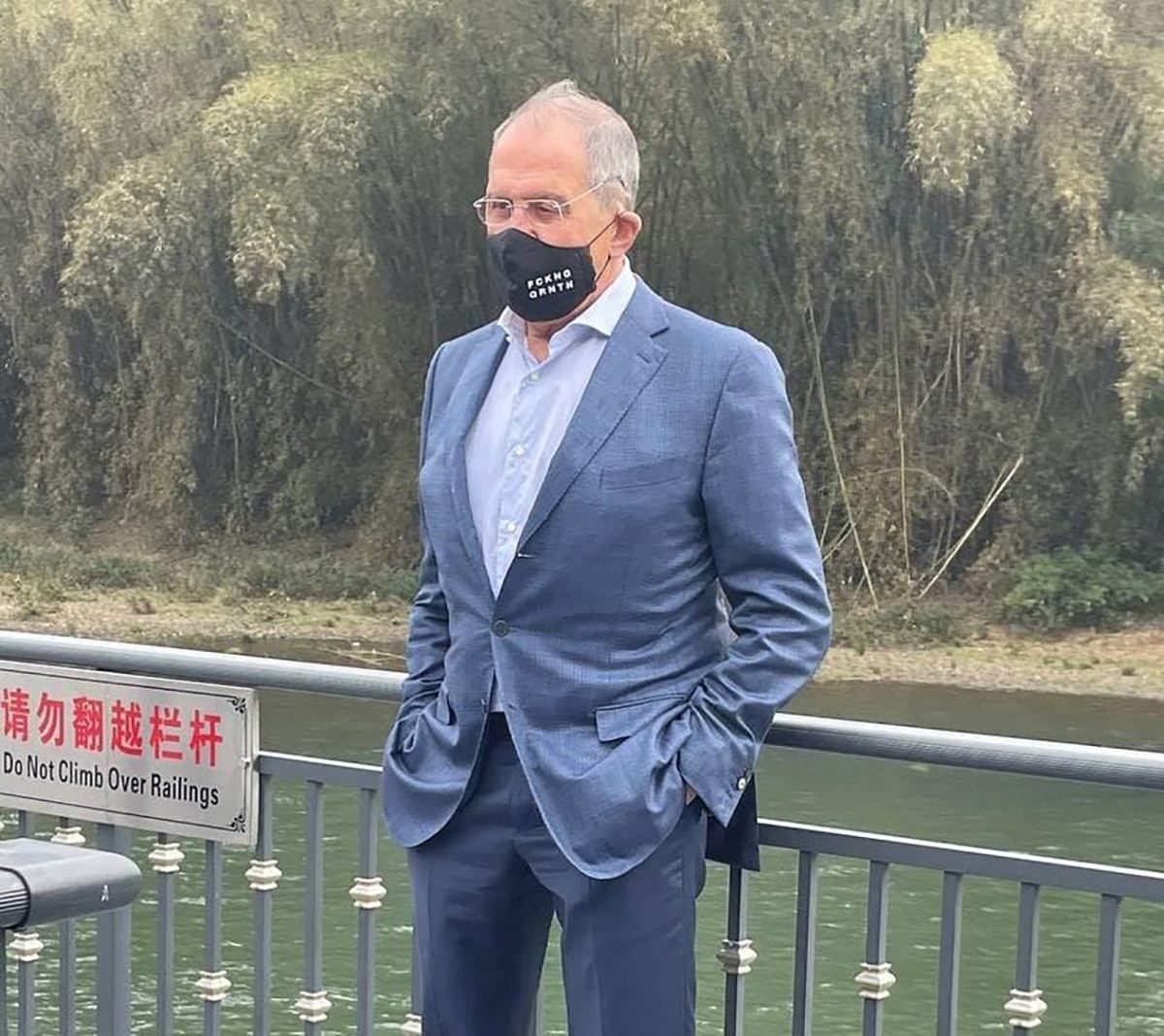 Лавров надел маску с нецензурщиной и засветился в тиктоци Лавров надел маску с нецензурщиной и засветился в тиктоци