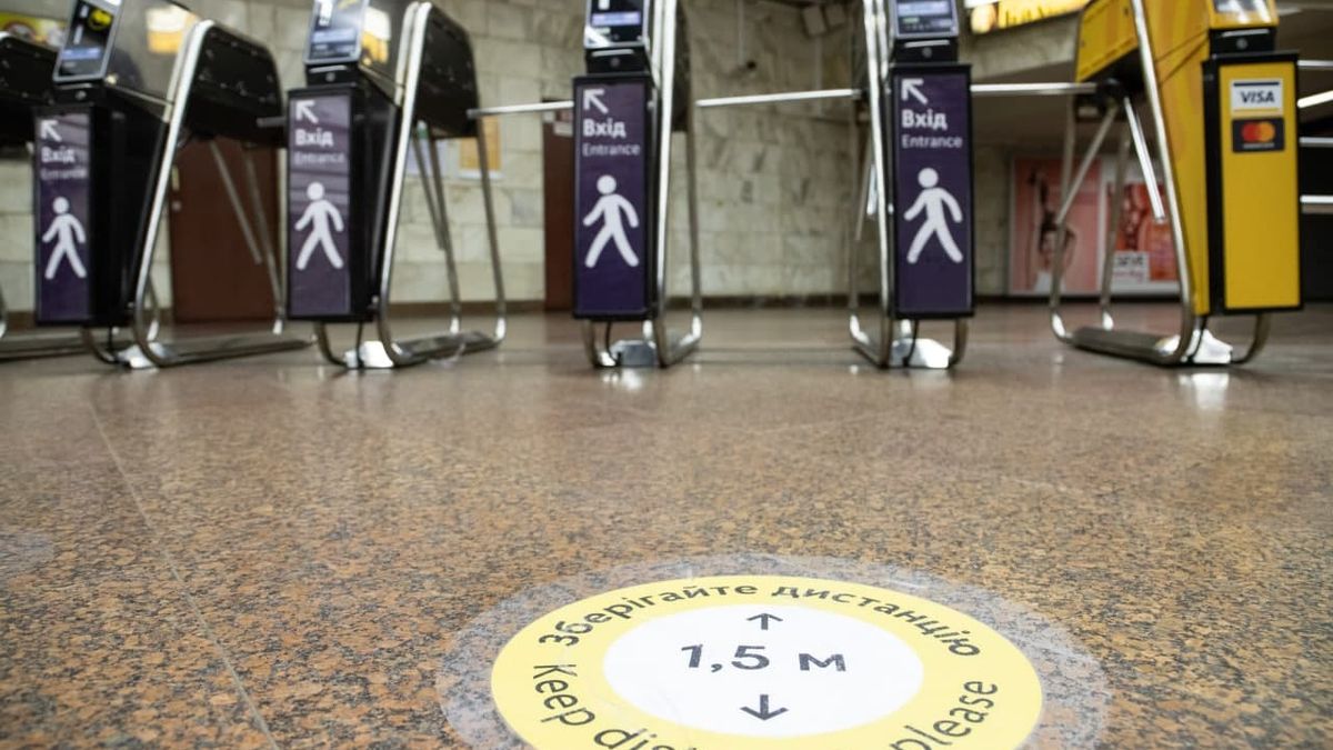 У метро Києва просять людей якомога менше користуватися підземкою