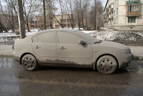 Грязний автомобіль