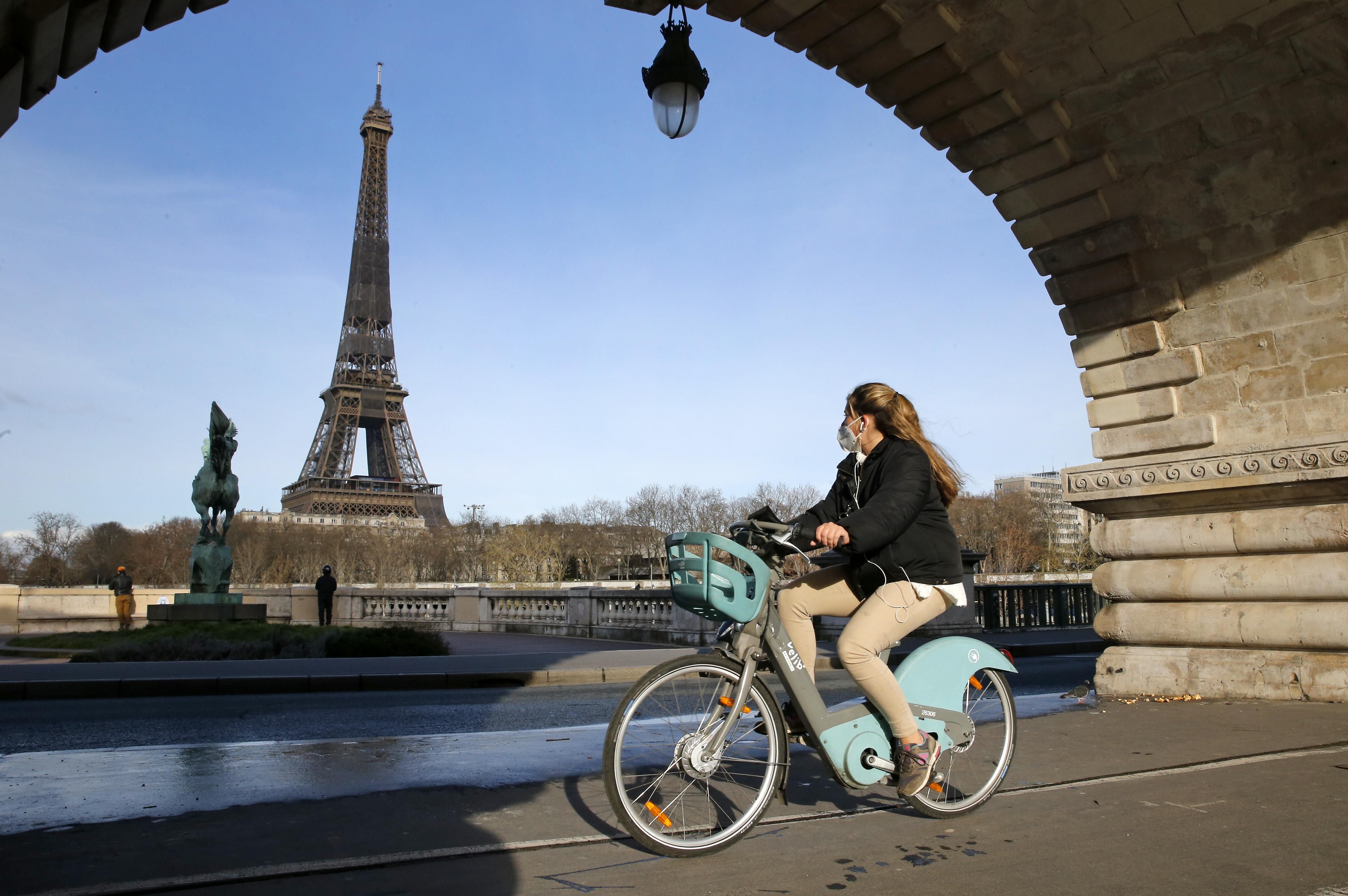 У Франції водій консула Росії торгував викраденими велосипедами