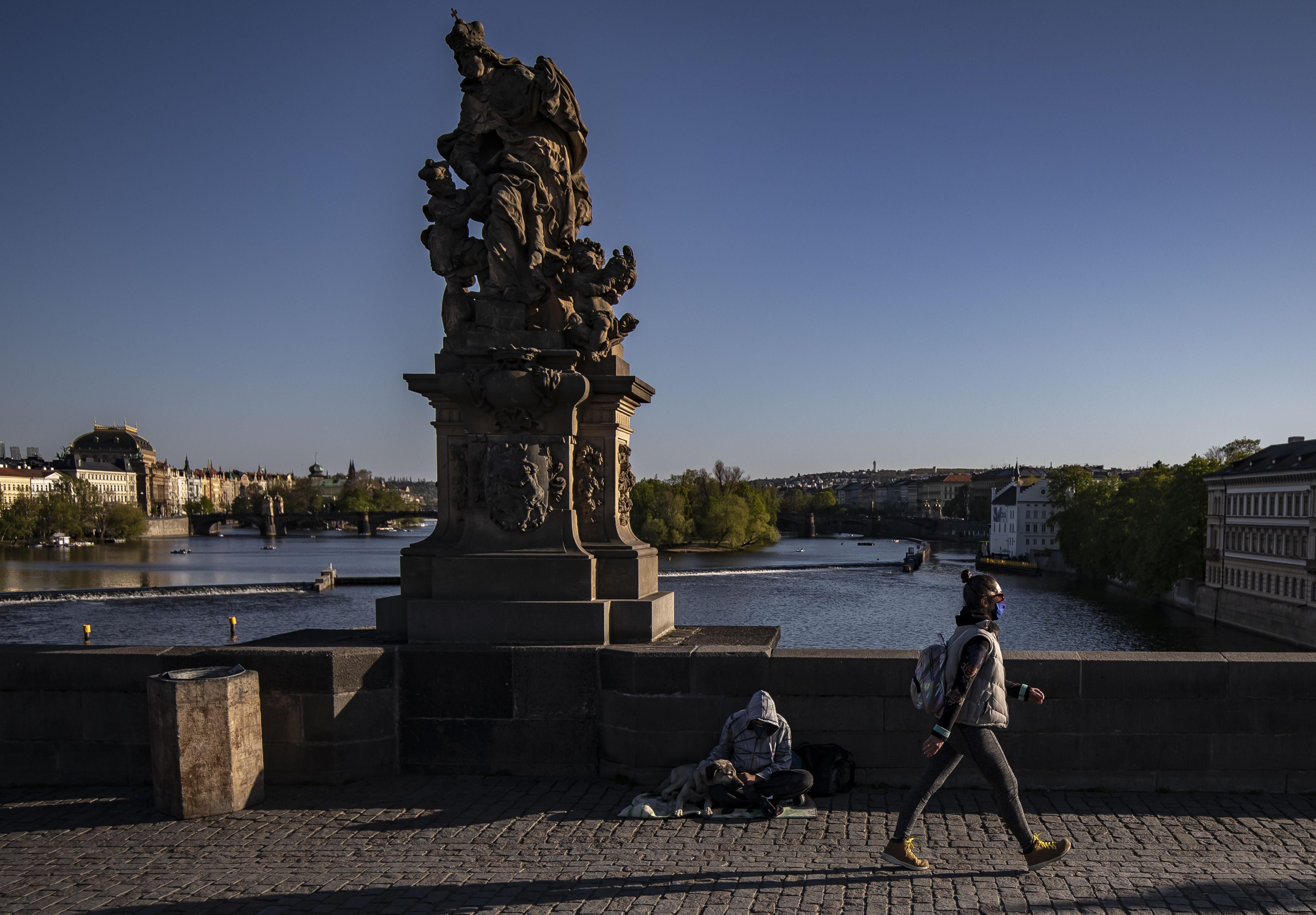 В Праге бездомных поселят в роскошном отеле из-за пандемии