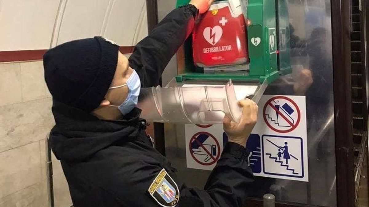 У Київському метро коп реанімував пасажира завдяки дефібрілятору У Київському метро коп реанімував пасажира завдяки дефібрілятору