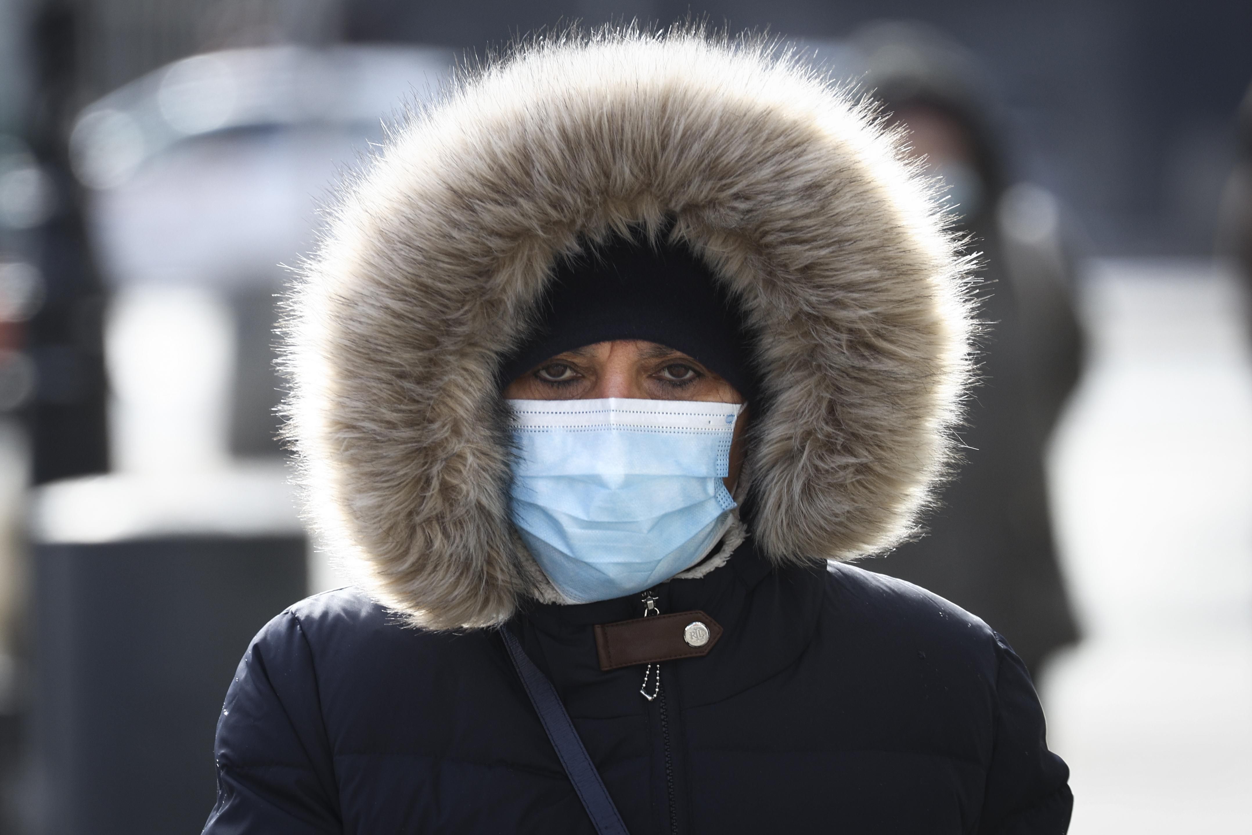 У червоних зонах Кабмін заборонив виходити на вулиці без масок У червоних зонах Кабмін заборонив виходити на вулиці без масок