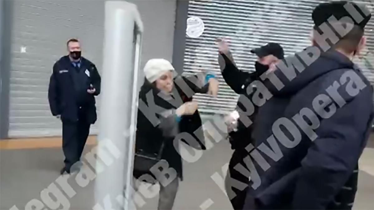 У Києві коп побив жінку через відсутність маски, його звільнили