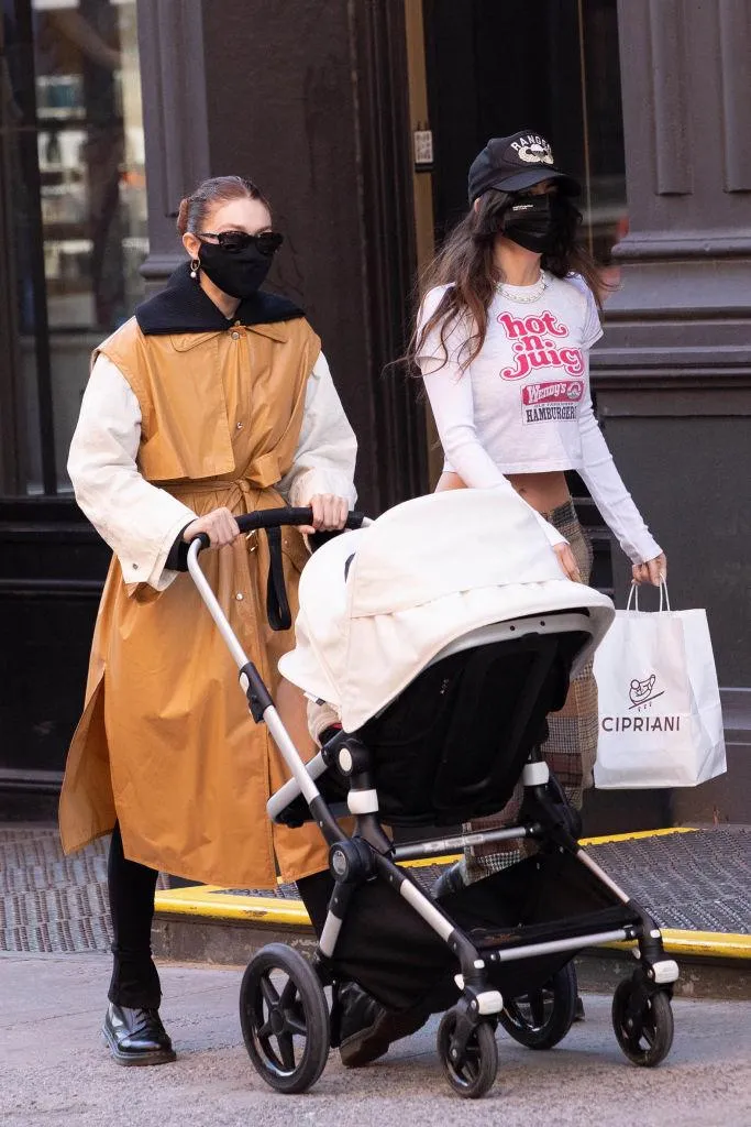 Джіджі Хадід на прогулянці з донечкою