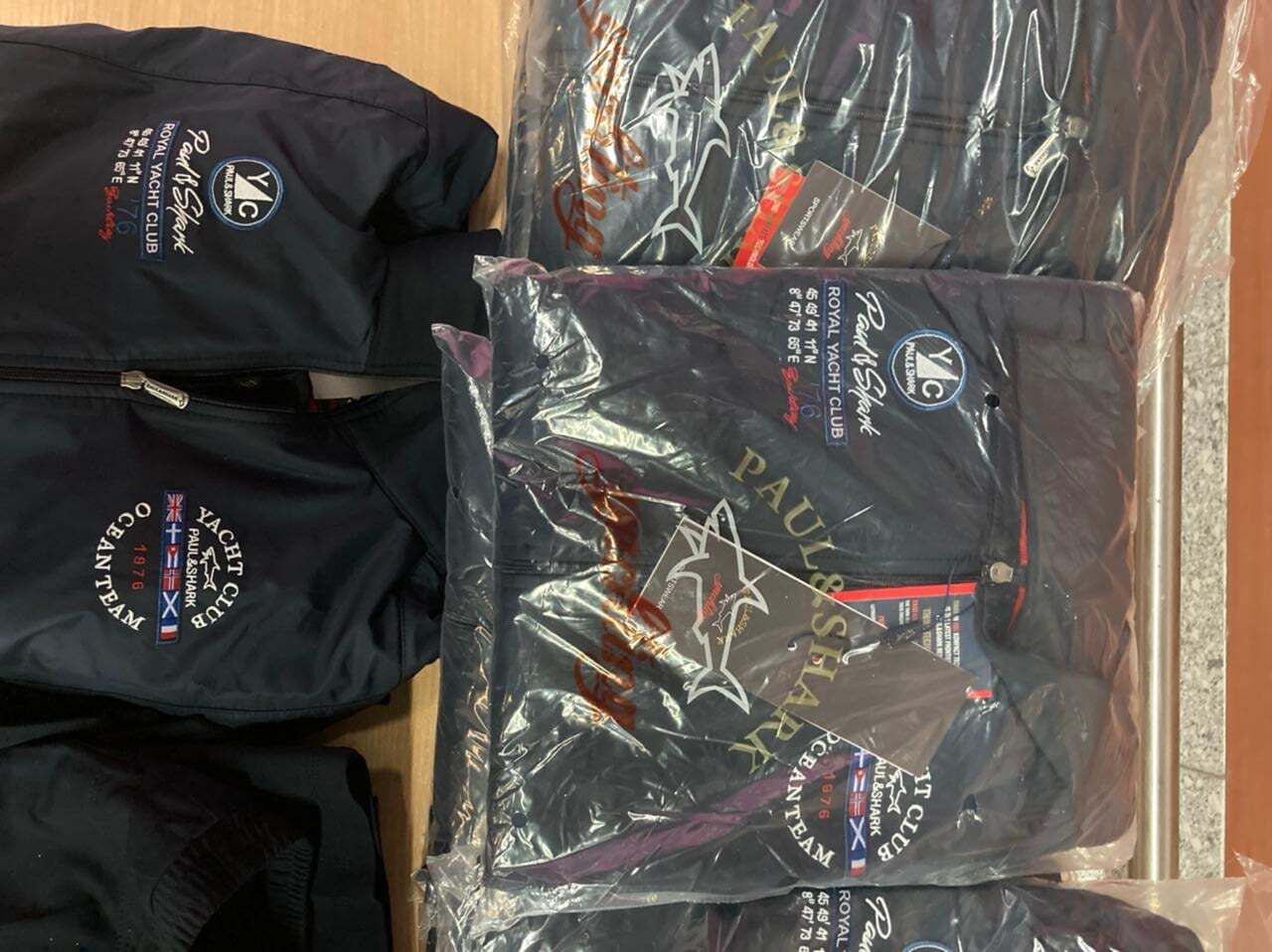 Karl Lagerfeld, Calvin Klein и другие: таможенники изъяли элитную контрабанду на 400 тысяч гривен Karl Lagerfeld, Calvin Klein и другие: таможенники изъяли элитную контрабанду на 400 тысяч гривен