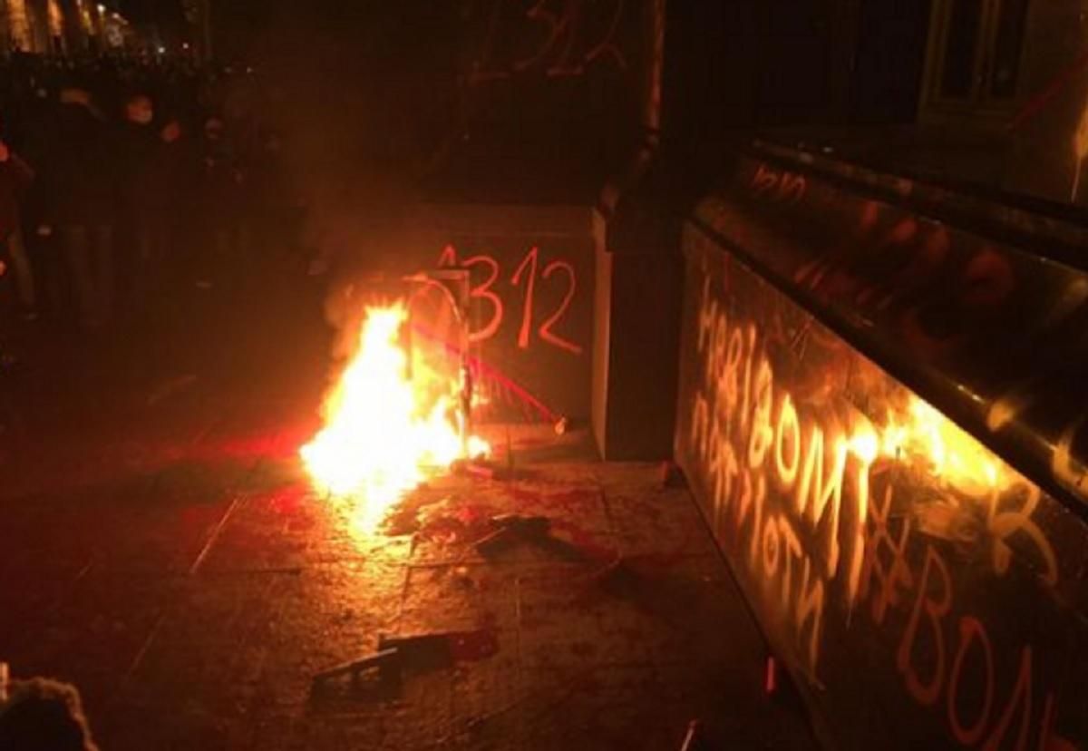 Полиция открыла новое дело за акцию под Офисом Президента Полиция открыла новое дело за акцию под Офисом Президента