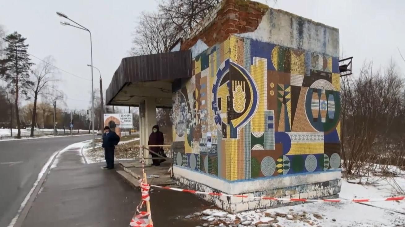 В Ровно упал бетон на голову пока ждал автобус – фото