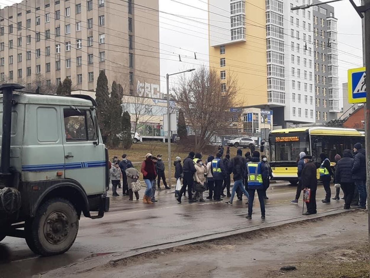 Во Львове медики поликлиники протестуют против временного госпиталя для больных COVID-19 