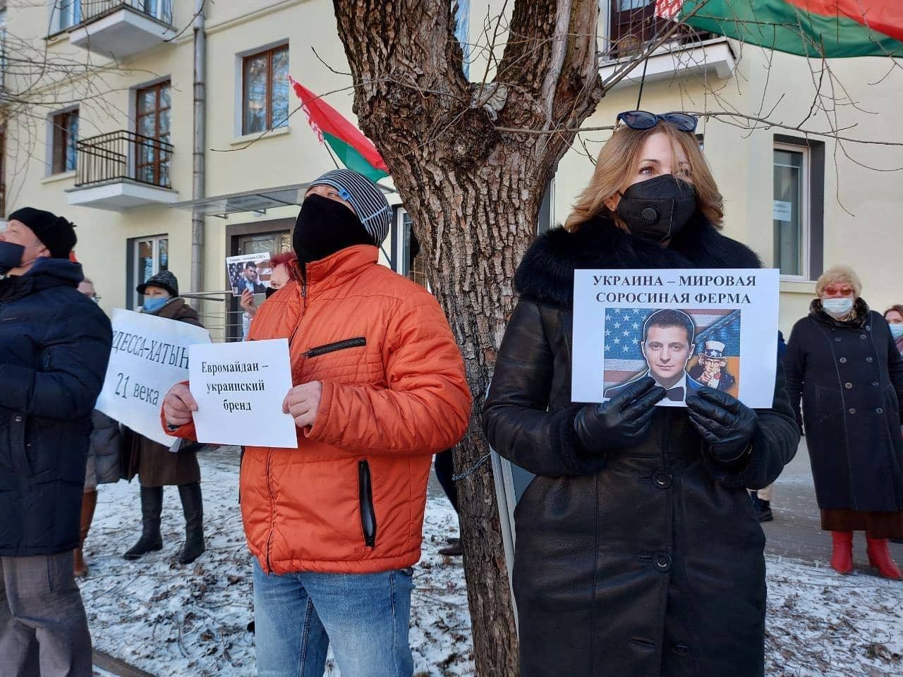 Фанати Лукашенка пікетували посольства США та України в Мінську