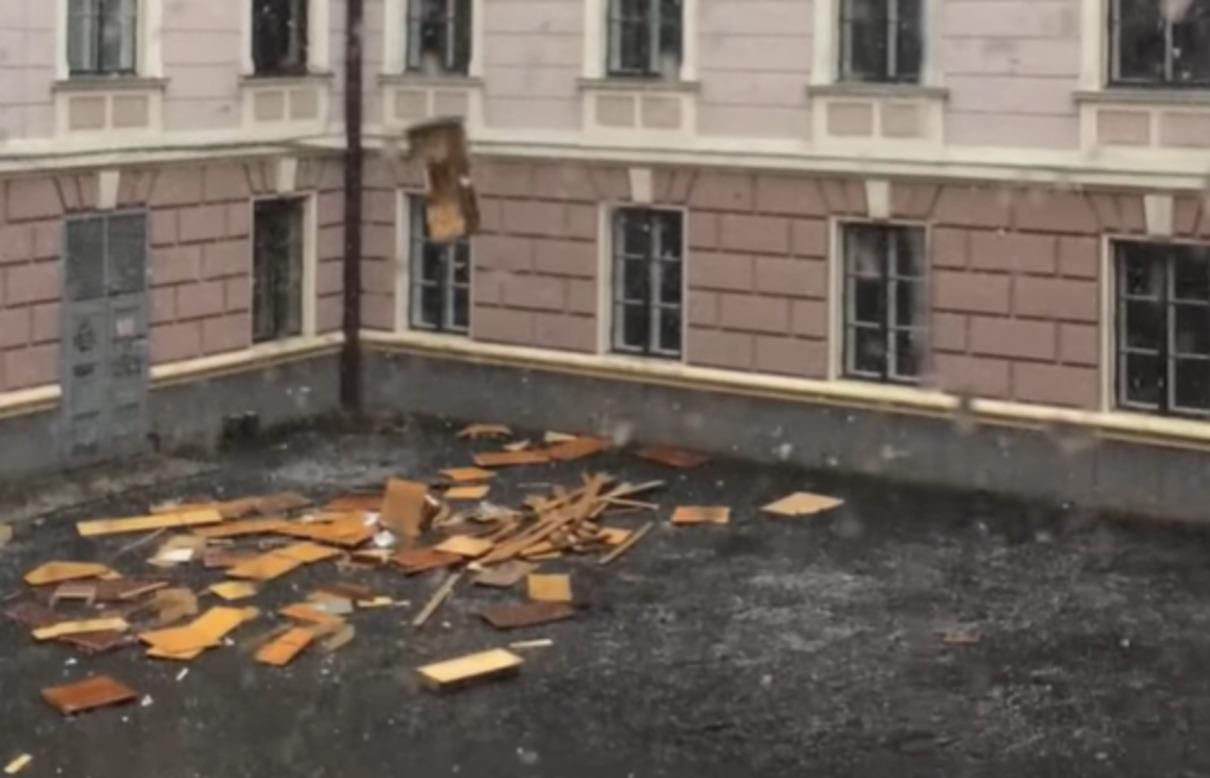 Из окон ОГА в Черновцах во двор выбрасывали мебель – видео Из окон ОГА в Черновцах во двор выбрасывали мебель – видео
