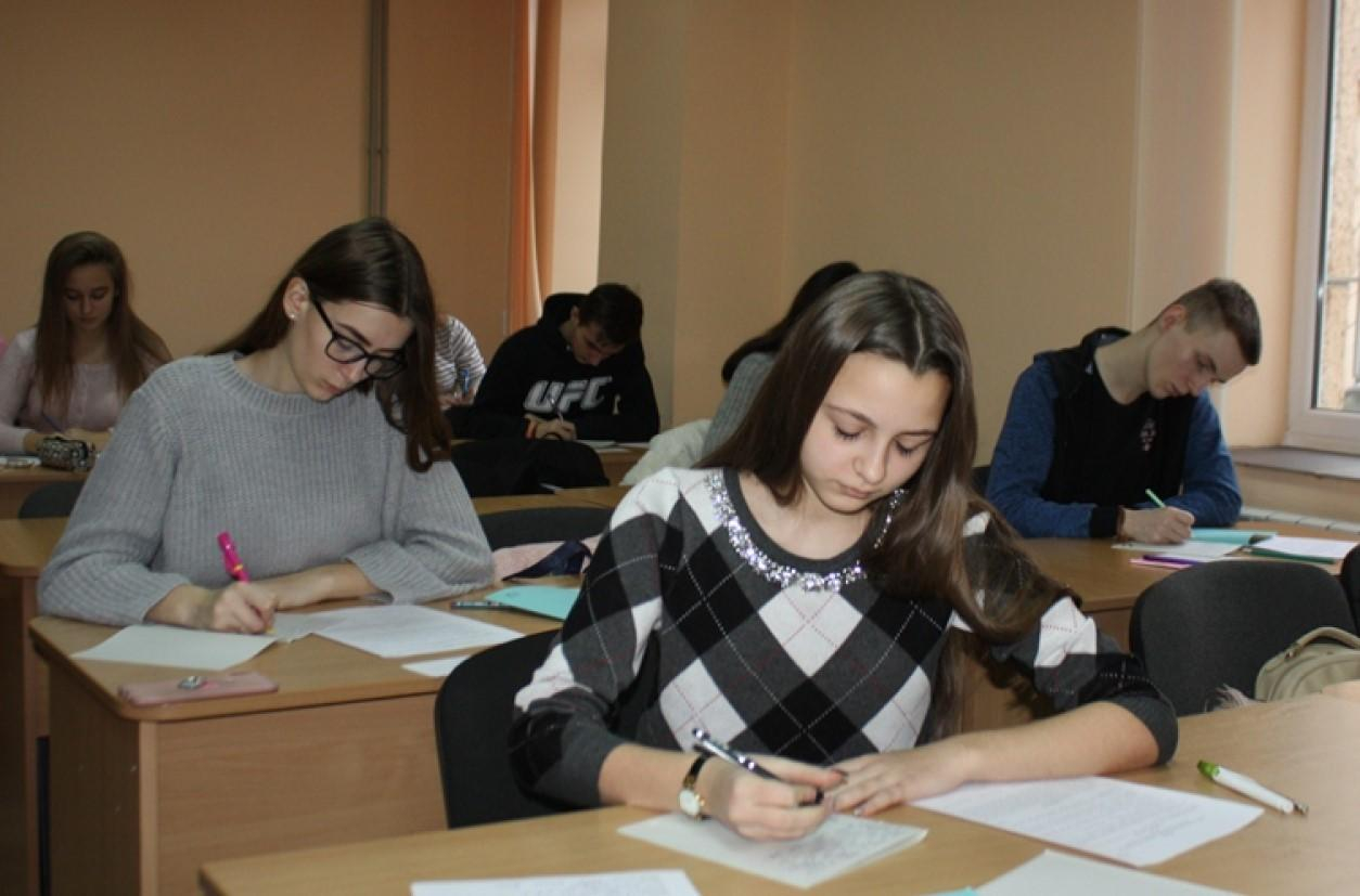 В школах учеников обучают на 11 языках, в том числе и на русском: МОН