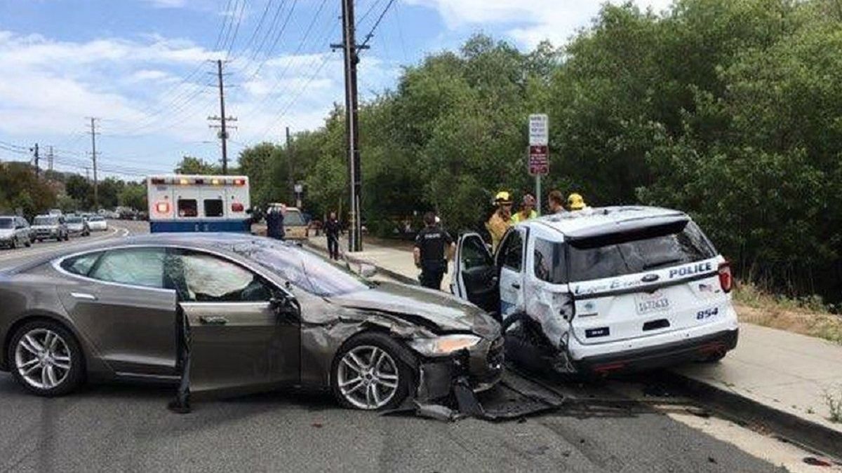 Надійність автопілота Tesla під питанням: регулятори почали розслідування