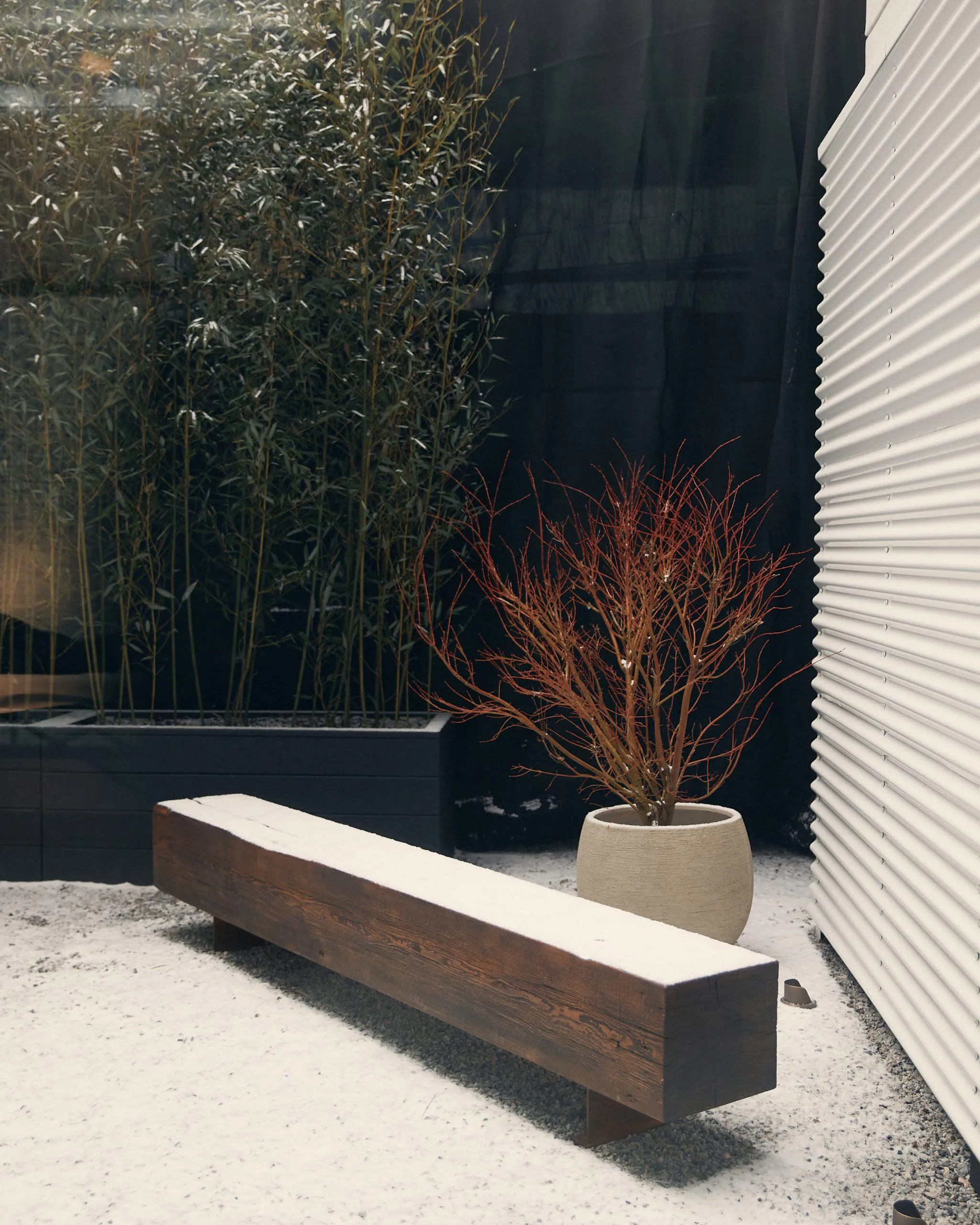 Оригинальная лавочка во внутреннем дворе Оригинальная лавочка во внутреннем дворе