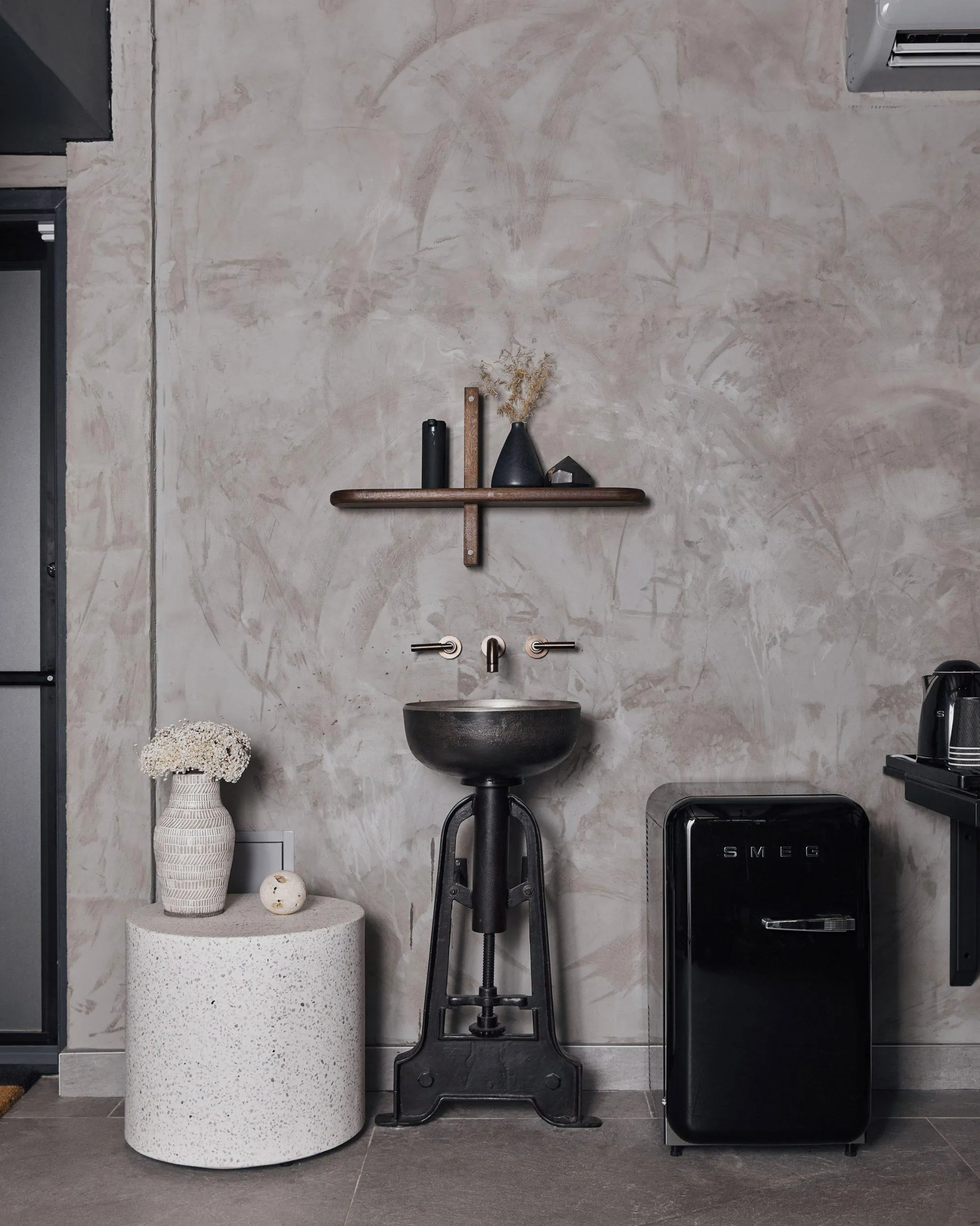 Оригинальная мебель на фоне бетонных стен Оригинальная мебель на фоне бетонных стен