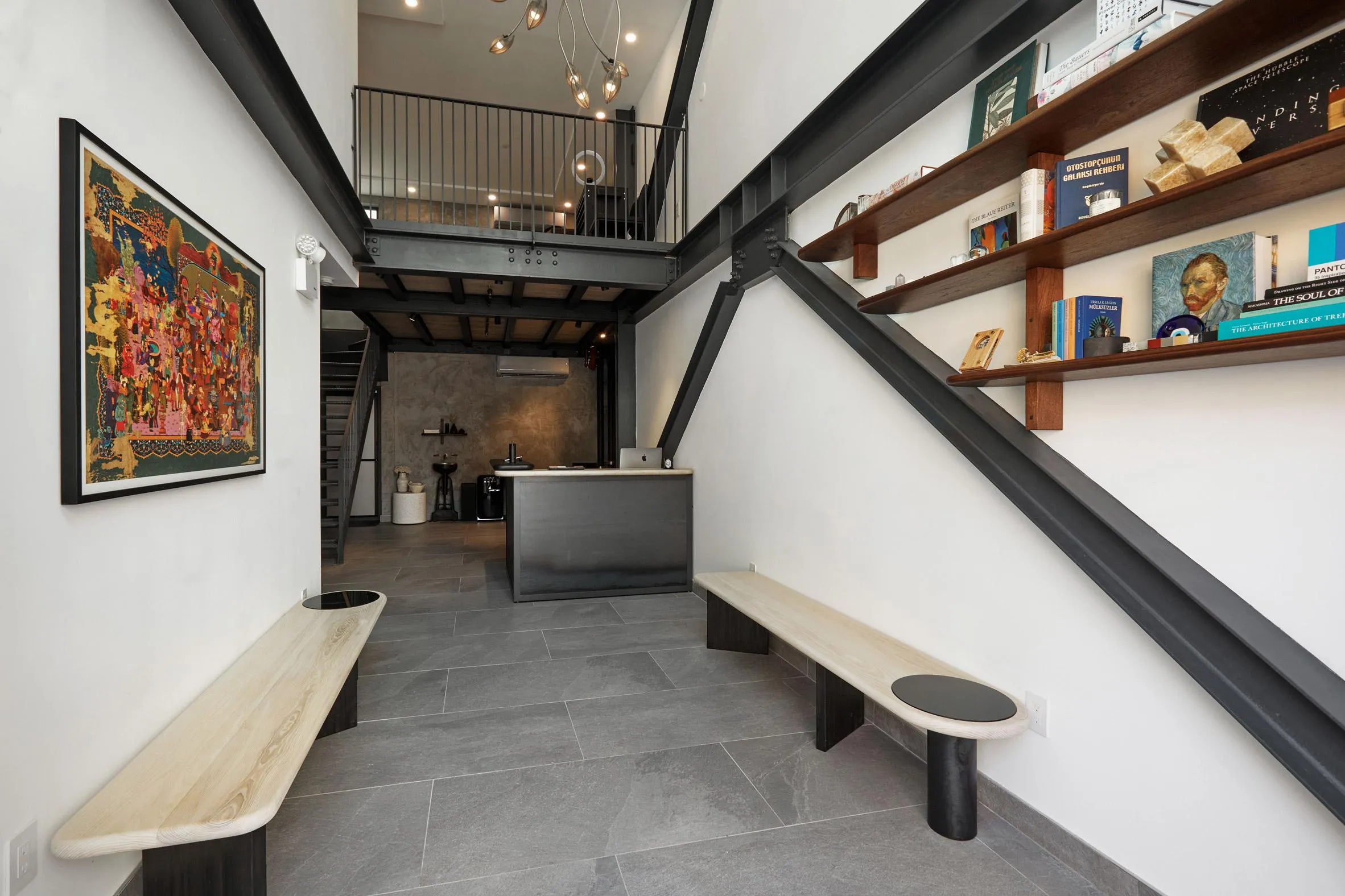 Прихожая со стальной стойкой и балками Прихожая со стальной стойкой и балками