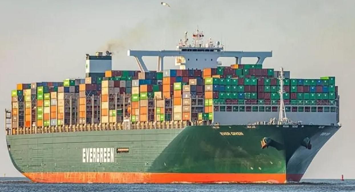 В Суэцком канале застряло судно: движение заблокирован - видео